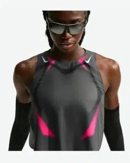 Camiseta sin mangas corta estampada Dri-Fit Adv Nike Aeroswift Mujer – 1/4