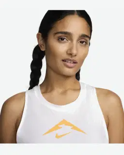 Camiseta sin mangas con diseño Nike Trail Dri-Fit Mujer – 3/4