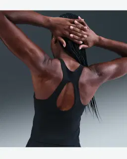 Camiseta deportiva con sujetador acolchado de soporte normal Nike Universa Mujer – 2/4