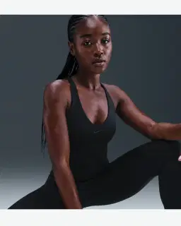 Camiseta deportiva con sujetador acolchado de soporte normal Nike Universa Mujer – 3/4