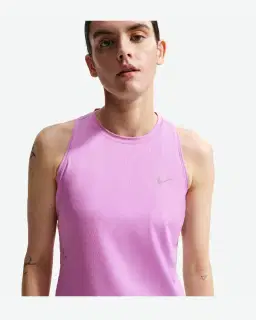 Camiseta sin mangas Dri-Fit Nike Swift Mujer – 1/4