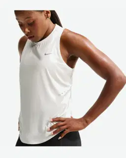 Camiseta sin mangas Dri-Fit Nike Swift Mujer – 1/4