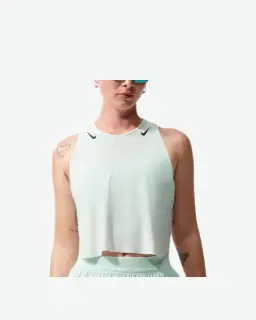 Camiseta sin mangas corta estampada Dri-Fit Adv Nike Aeroswift Mujer – 1/4
