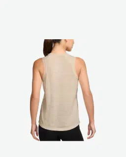 Camiseta sin mangas con diseño Nike Trail Dri-Fit Mujer – 2/2