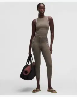 Lululemon Camiseta sin mangas Groove con cuello alto, acabados a rayas Mujer – 3/5