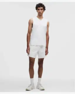 Lululemon Pantalón Corto de Tenis Ligero con Paneles de Malla de 18 cm Hombre – 1/5