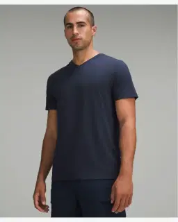 Lululemon Camiseta de Cuello en V Fundamental Hombre – 1/5