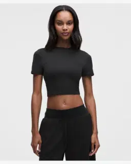 Camiseta corta Wundermost de Lululemon con cuello redondo en Nulu ultra suave Mujer – 1/5