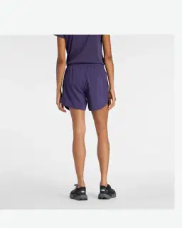 Pantalón corto deportivo esencial de New Balance 5" Mujer – 4/6