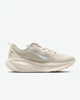 Nike Vomero 18 Mujer – 3/4