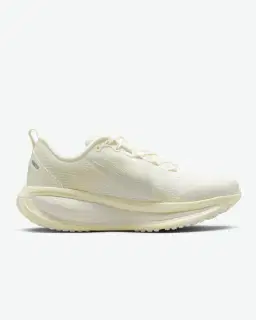 Nike Vomero 18 Mujer – 3/4
