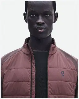 On Running Weather Hybrid Jacket Hombre – 4/5