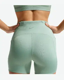Pantalón corto ajustado de cintura alta con bolsillos 10 cm Nike Swift Mujer – 3/4