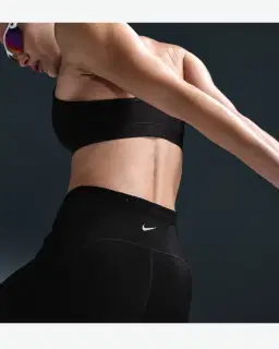 Pantalón corto ajustado de cintura alta con bolsillos 10 cm Nike Swift Mujer – 3/4