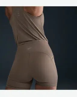 Pantalón corto ajustado de cintura alta con bolsillos 10 cm Nike Swift Mujer – 3/4