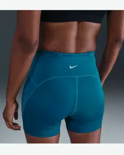 Pantalón corto ajustado de cintura alta con bolsillos 10 cm Nike Swift Mujer – 3/4