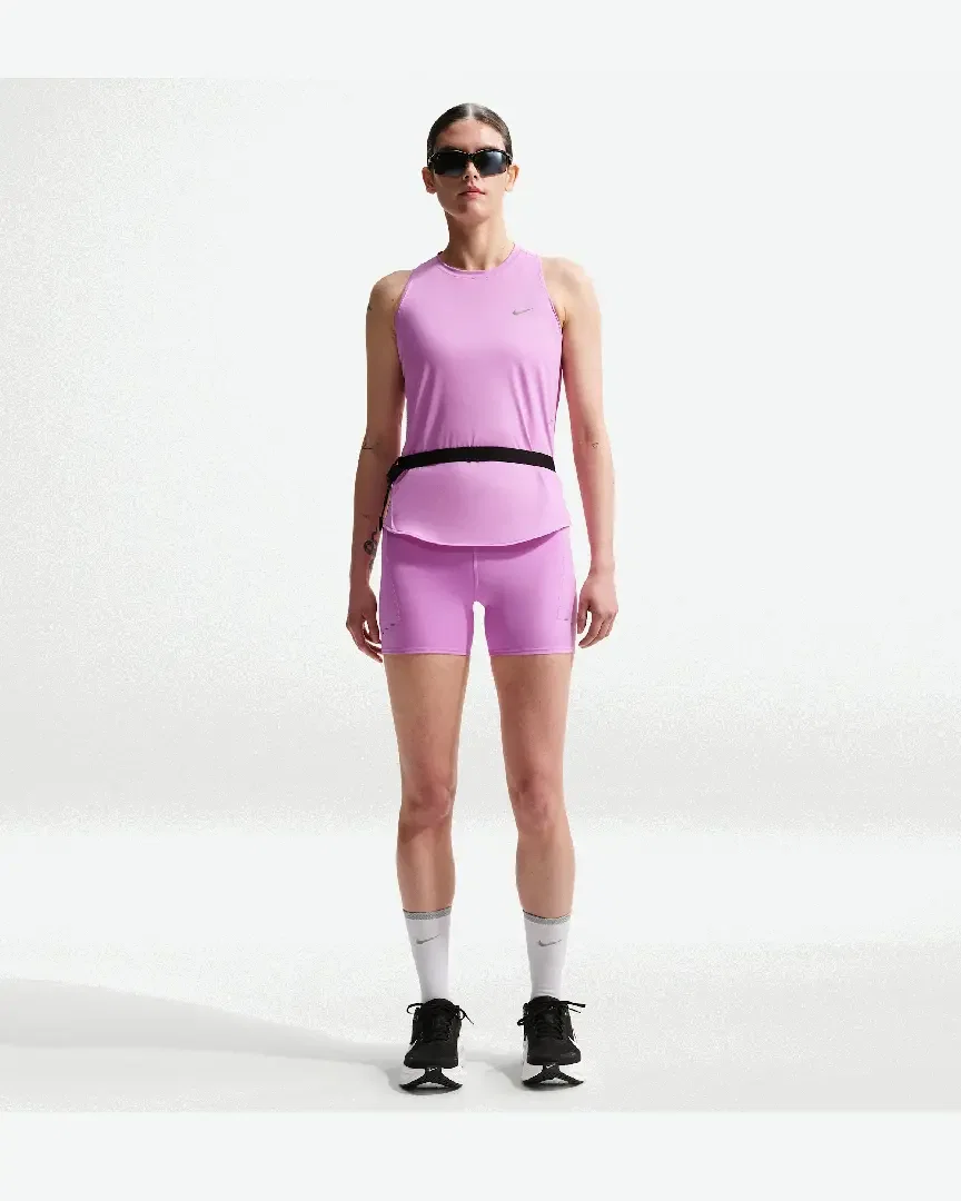 Pantalón corto ajustado de cintura alta con bolsillos 10 cm Nike Swift Mujer
