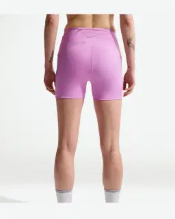 Pantalón corto ajustado de cintura alta con bolsillos 10 cm Nike Swift Mujer – 3/4