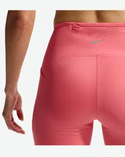 Pantalón corto ajustado de cintura alta con bolsillos 10 cm Nike Swift Mujer – 3/4