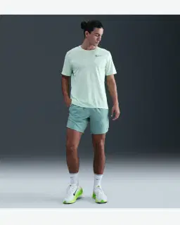 Short con shorts interiores integrados de 18 cm Dri-Fit Nike Stride Hombre – 1/4