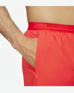 Short con shorts interiores integrados de 18 cm Dri-Fit Nike Stride Hombre – 4/4
