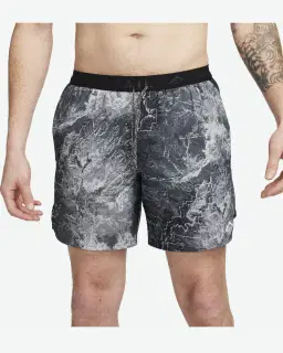 Short con shorts interiores integrados de 18 cm Dri-Fit Nike Stride Hombre – 2/4