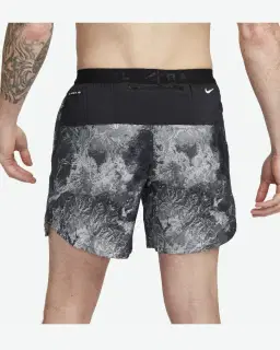 Short con shorts interiores integrados de 18 cm Dri-Fit Nike Stride Hombre – 3/4