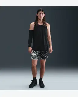 Short con shorts interiores integrados de 18 cm Dri-Fit Nike Stride Hombre – 1/4