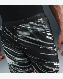 Short con shorts interiores integrados de 18 cm Dri-Fit Nike Stride Hombre – 2/4