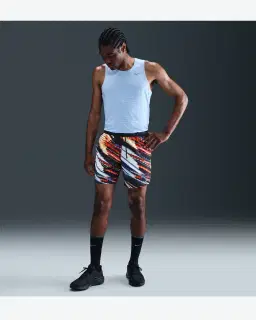 Short con shorts interiores integrados de 18 cm Dri-Fit Nike Stride Hombre – 1/4