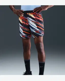 Short con shorts interiores integrados de 18 cm Dri-Fit Nike Stride Hombre – 2/4