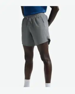 Short con shorts interiores integrados de 18 cm Dri-Fit Nike Stride Hombre – 2/4
