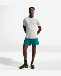 Short con shorts interiores integrados de 18 cm Dri-Fit Nike Stride Hombre – 1/4
