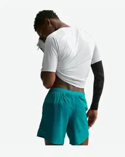 Short con shorts interiores integrados de 18 cm Dri-Fit Nike Stride Hombre – 3/4