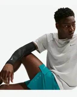 Short con shorts interiores integrados de 18 cm Dri-Fit Nike Stride Hombre – 4/4