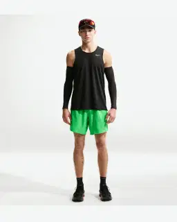 Short con shorts interiores integrados de 18 cm Dri-Fit Nike Stride Hombre – 1/4