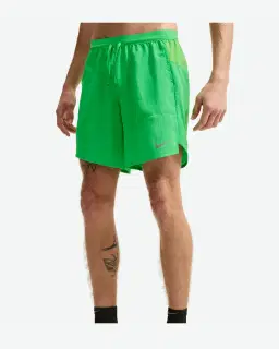 Short con shorts interiores integrados de 18 cm Dri-Fit Nike Stride Hombre – 2/4