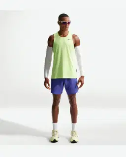 Short con shorts interiores integrados de 18 cm Dri-Fit Nike Stride Hombre – 1/4