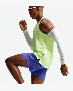 Short con shorts interiores integrados de 18 cm Dri-Fit Nike Stride Hombre – 4/4