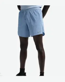 Short con shorts interiores integrados de 18 cm Dri-Fit Nike Stride Hombre – 2/4