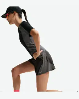 Short de Cintura Alta Impermeable con Pantalón Corto Interior Integrado Nike Swift Mujer – 4/4