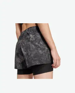 Pantalones cortos Adidas Own The Run Spray Dye 2 en 1 Mujer – 3/4