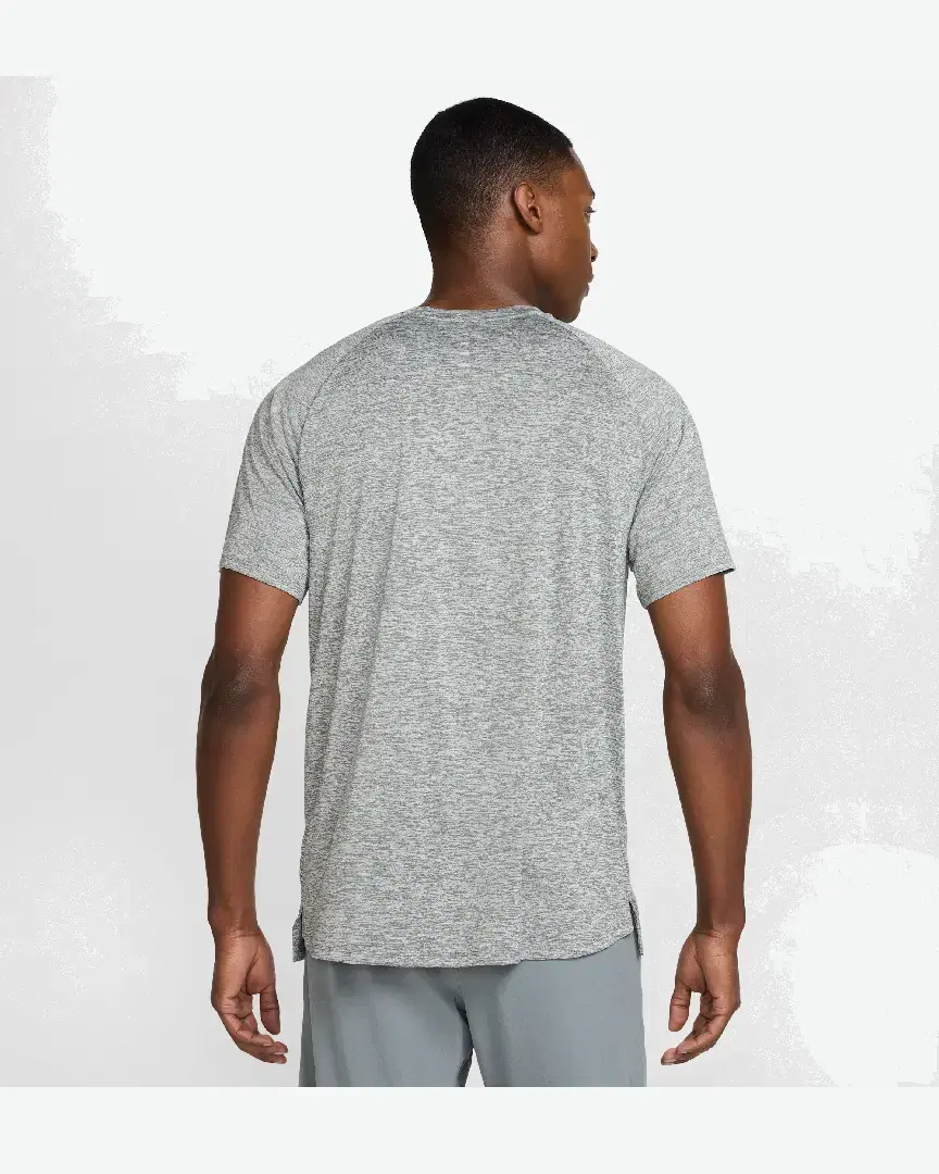 Camiseta de manga corta con patrones reflectantes Dri-Fit Adv Nike Stride M - HV5203-084 (1) au meilleur prix !