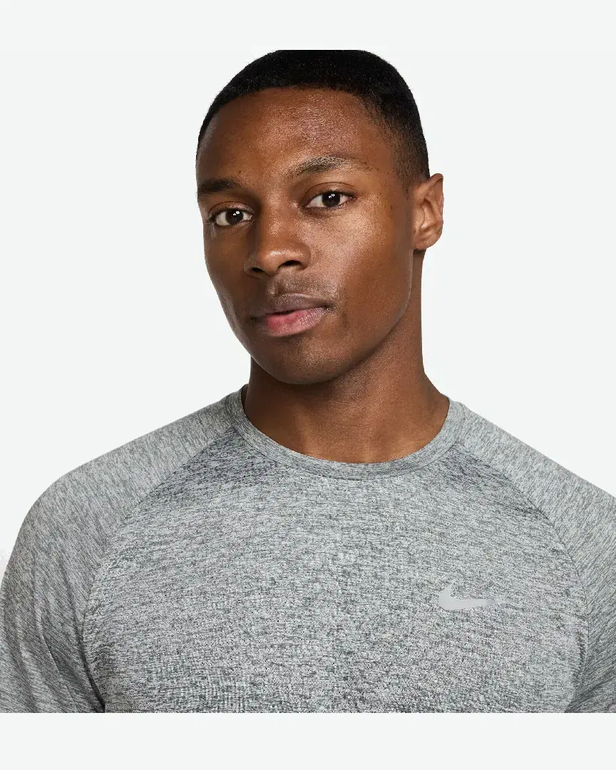Camiseta de manga corta con patrones reflectantes Dri-Fit Adv Nike Stride M - HV5203-084 (2) au meilleur prix !