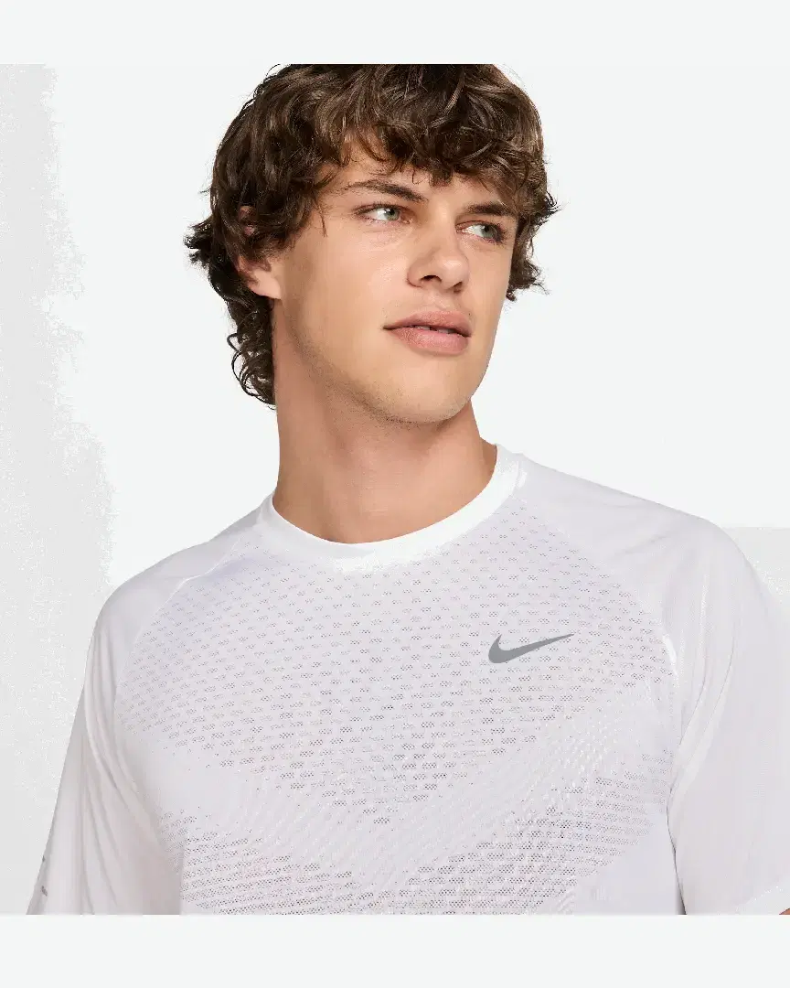 Camiseta de manga corta con patrones reflectantes Dri-Fit Adv Nike Stride M - HV5203-100 (2) au meilleur prix !