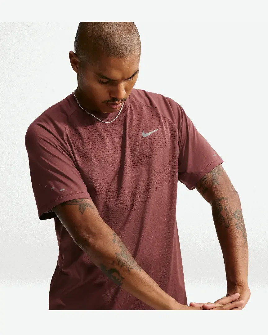 Camiseta de manga corta con patrones reflectantes Dri-Fit Adv Nike Stride M