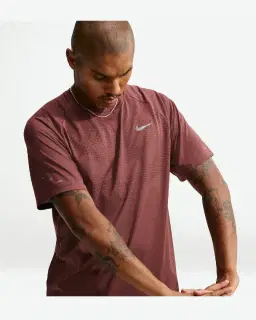 Camiseta de manga corta con patrones reflectantes Dri-Fit Adv Nike Stride Hombre – 1/4