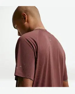 Camiseta de manga corta con patrones reflectantes Dri-Fit Adv Nike Stride Hombre – 2/4