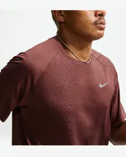 Camiseta de manga corta con patrones reflectantes Dri-Fit Adv Nike Stride Hombre – 3/4