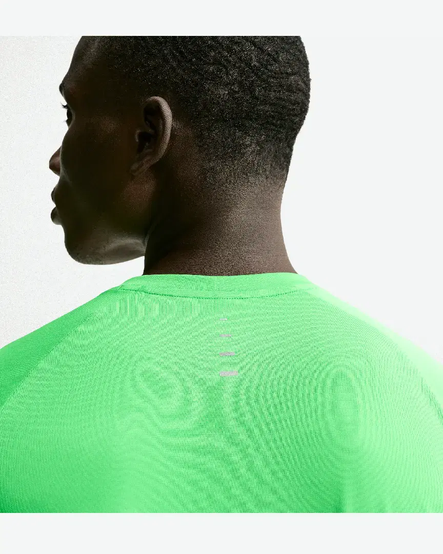 Camiseta de manga corta con patrones reflectantes Dri-Fit Adv Nike Stride M - HV5203-329 (1) au meilleur prix !